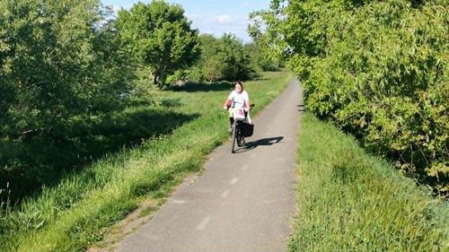 FOTO & VIDEO | O elevă de 15 ani din Serbia a ajuns în „pelerinaj” cu bicicleta la Timișoara. Pedalează sute de kilometri pentru a strânge fonduri pentru un copil aflat în dificultate