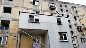 Fenomen periculos în sectoarele 4 și 5: balcoanele improvizate care amenință integritatea oamenilor. Primăriile de sector se declară neputincioase