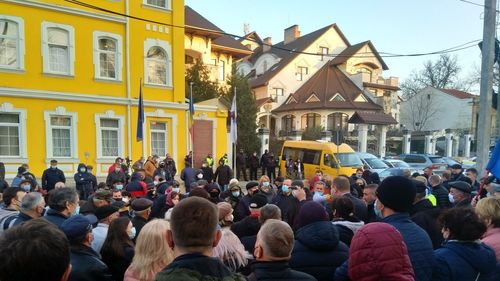 Proteste în fața Curții Constituționale de la Chișinău. Procuratura Generală ar putea investiga acuzațiile de uzurpare a puterii în stat de către socialiști. Dodon cere dialog pentru a nu destabiliza situația în țară