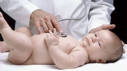 Daune de 300 de mii de euro pentru o fetiță îmbolnăvită în Spitalul Județean Craiova / A rămas cu handicap grav, după ce a contractat o infecție cu E-coli / Decizie în primă instanță