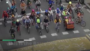 VIDEO Cum să-i faci să sară din pat de dragul școlii? „Bicibus”, convoiul de sute de elevi-bicicliști și trafic închis 25 minute pe străzi în Barcelona/ „Transportul activ” nu este străin Bucureștiului/ „Atunci când copiii sunt importanți, politicul se schimbă”