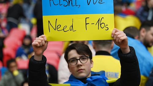 Seară emoționantă pe stadionul Wembley, unde Anglia a învins Ucraina în preliminariile Euro 2024/ Banner pe care scria "pace", afișat la începutul meciului/ Alți fani i-au cerut premierului britanic avioane F-16