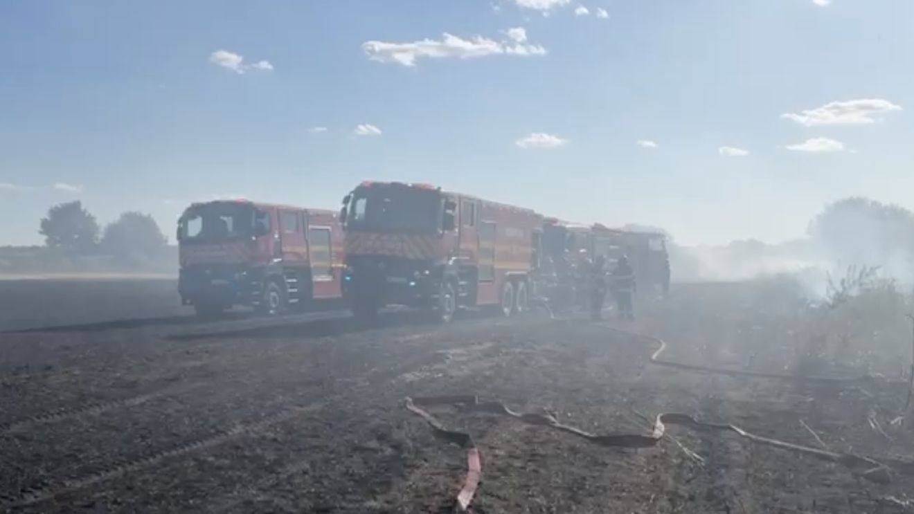 Incendiu într-o localitate din Ilfov / Şapte hectare de vegetaţie uscată, o casă şi două maşini, cuprinse de flăcări