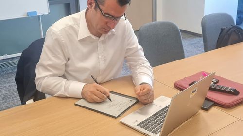 Senatorul USR Ștefan Pălărie: Miercurea Neagră se confirmă și în Educație. Puterea pune piciorul pe accelarație, calcă totul în picioare și la legile Educației! Nu mai vrea dezbateri reale în Parlament. Vor doar o comisie reunită, cu procedură specială, pe fugă, pe repede înainte