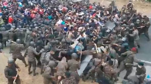 VIDEO Caravana de migranți din Honduras, care se îndreaptă spre SUA, a fost oprită cu gaze lacrimogene și bastoane de autoritățile din Guatemala