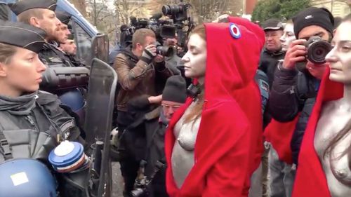 VIDEO ”Vestele galbene” au ignorat apelul Guvernului francez și au ieșit la proteste pentru al cincilea weekend consecutiv / Un grup de femei topless, simbolizând-o pe Marianne, s-au alăturat manifestației