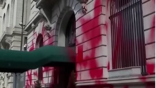 VIDEO Faţada Consulatului Rusiei de la New York vandalizată cu vopsea roşie, în semn de protest pentru anexarea teritoriilor ucrainene