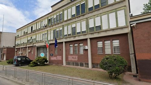 Revoltă la o închisoare pentru minori din Milano: 70 de deținuți s-au baricadat într-o aripă a penitenciarului / Poliția supraveghează zona pentru a preveni evadările / 21 de ofițeri de penitenciare sunt acuzați într-o anchetă de tortură și violență