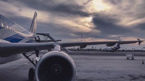 Pana informatică de la Microsoft a creat haos în aeroporturi. Cum au reacționat oamenii. „Cumpărăm apă cu 10 lei, lux”