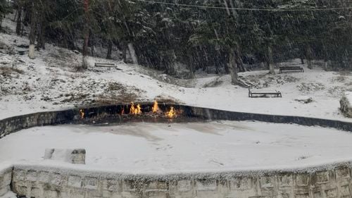 Focul viu înconjurat de gheaţă şi zăpadă în zona Lopătari, Buzău, surprins la -10 grade Celsius de un localnic / ”Nu se stinge niciodată deoarece este alimentat de gazele prezente în adâncuri„