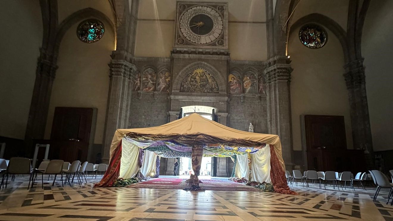 Un cort a fost amplasat în Domul din Florența, pentru a marca Ziua mondială a migranților și refugiaților / A fost împodobit cu covoare și textile oferite de persoane de diferite naționalități, inclusiv români