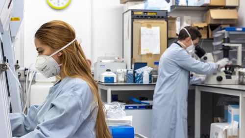 Două studii arată că riscul de spitalizare cu Covid e mai mic la varianta Omicron decât la Delta. Numărul zilnic de infectări a depășit 100.000 în Marea Britanie