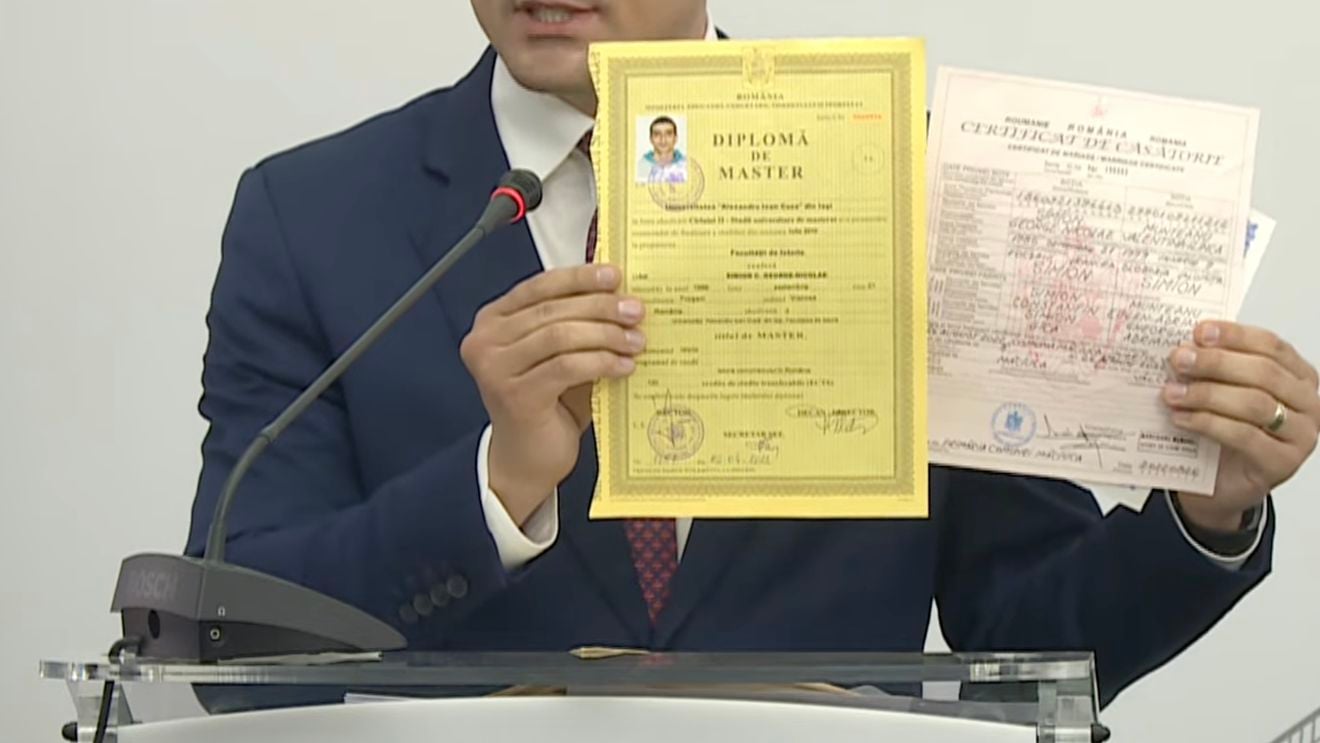 FOTO După Nicușor Dan, George Simion și-a prezentat și el diploma de Bac / Are și o diplomă de licență în marketing