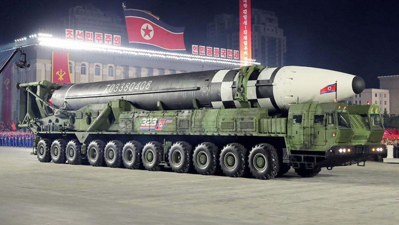 Coreea de Nord prezintă cel mai mare număr de rachete nucleare din istorie la o defilare nocturnă