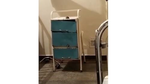 VIDEO Şoarece filmat într-un salon al Spitalului din Şimleu Silvaniei / Unitatea, amendată cu 5.000 de lei de către DSP / ”Deratizarea s-a făcut superficial”