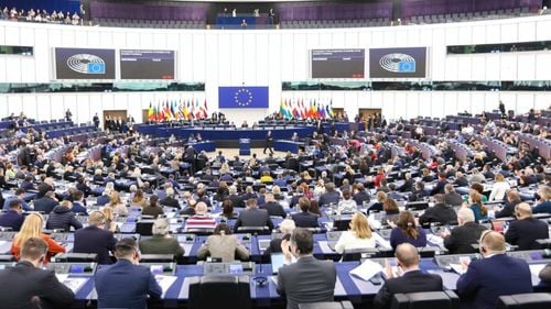 BREAKING Apa din sticlele distribuite în Parlamentul European ar putea fi contaminată / Europarlamentarii au fost avertizați să nu bea/ "O sticlă și două persoane care au suferit simptome ușoare", anunță PE