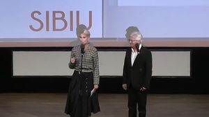 Raluca Turcan, apostrofată din public la deschiderea Astra Film Festival: „Huo! Pe banii românilor nu faceți campanie electorală!” / Reacția ministrului: ” Eu sunt obișnuită. Fiind în lumea aceasta, care seamănă, așa, cu o lume canibalică, am întâlnit toate opțiunile”