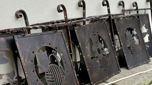 Meşteşugari din zona Ciuc au primit firme din fier forjat pentru promovarea afacerilor / Primarul Korodi Attila: Suntem foarte obișnuiți să căutăm totul pe net. Intrăm în localități și ce nu găsim pe Google Maps nici nu remarcăm