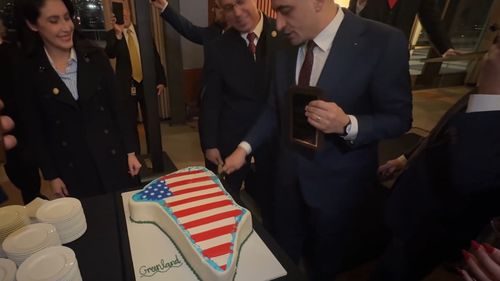 Deputatul PNL Alexandru Muraru: George Simion, autoproclamatul campion al suveranismului, s-a transformat într-un chelner geopolitic la o petrecere privată, tăind cu satisfacție un tort în forma Groenlandei decorat cu drapelul SUA