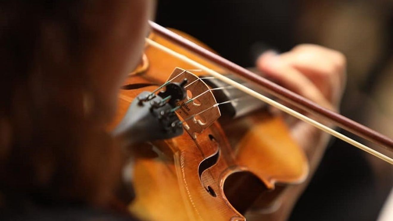 Angajații Filarmonicii din Ploiești, disperați după ce li s-a impus reducerea salariilor cu 20%: „Avem rate și copii de crescut” / City managerul le-a solicitat găsirea unei soluții pentru a evita această reducere