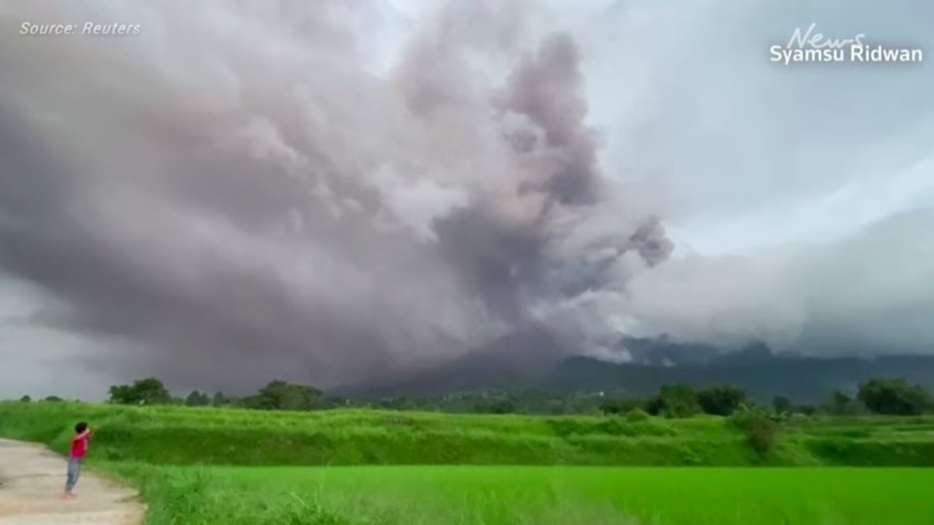 11 alpiniști morți și alți 12 dispăruți, după erupția unui vulcan în Indonezia