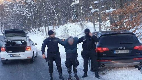 Un ucrainean de 19 ani, despre care Poliția susține că ar fi implicat în contrabanda cu țigări, a fost oprit cu focuri de armă pentru că a refuzat să oprească la semnalele polițiștilor