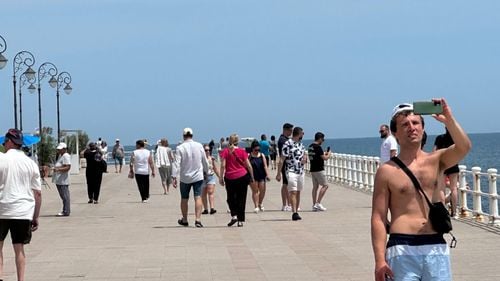 FOTO Constanța în duminica alegerilor: Prezență la vot cu 5% sub media națională la prânz, oamenii sunt la plimbare pe faleză, într-o zi cu soare și peste 30 de grade