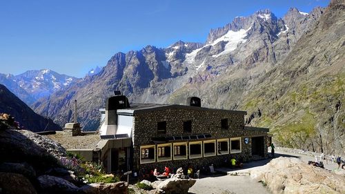 Un refugiu din Alpii francezi, închis ''definitiv'', victimă a încălzirii globale / Gheţarul, care juca rolul de contrafort al soclului din granit, a ''pierdut aproape 50 de metri din grosime de la începutul anilor 1990''