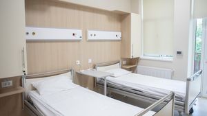 Un pacient de la Spitalul Judeţean din Arad a fost nevoit să-şi cumpere pernă la internare pentru că nu i s-a oferit una