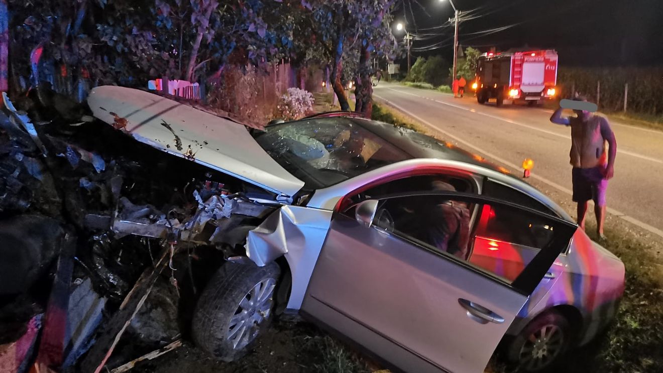 Doi șoferi, ambii cu o alcoolemie de peste 0,7 la mie și unul fără permis de conducere, implicați într-un accident soldat cu trei răniți