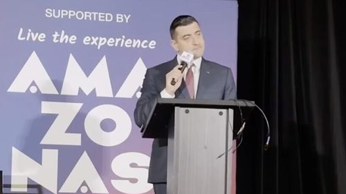 VIDEO Simion, la o întrunire în SUA, a afirmat că prietenul său Vasile Pușcaș ar fi fost arestat / Discurs delirant despre „situația” din România: dictatură, cenzură, opoziția băgată în închisoare, președinte numit și nu ales, presa controlată, criminali la putere