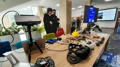 GALERIE FOTO | Universitatea de Vest din Timișoara se pregătește să devină prima universitate din România care implementează ore de AI la toate facultățile sale / Dotări și tehnologie cumpărate cu 15 milioane de euro din fonduri UE