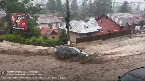 LIVE UPDATE | Viitură puternică în Bușteni: aproximativ 30 de autoturisme au fost surprinse de torentul format pe DN1, apele încep să se retragă după decolmatarea pârâului Jepilor, pompierii intervin la 22 de gospodării / O femeie a fost salvată din torent, mai multe persoane au fost evacuate din mașini – VIDEO cu un autoturism luat de viitură