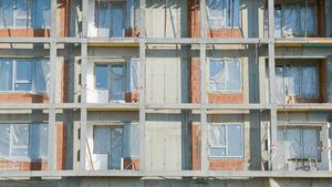 Analiză din piața imobiliară: Tranzacțiile de apartamente s-au diminuat semnificativ în România, iar achizițiile de locuințe cu finanțare bancară continuă să scadă/ Evoluția anuală a creditelor pentru locuințe va intra în teritoriu negativ