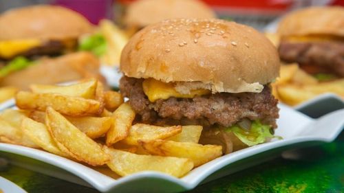 STUDIU: Mâncarea fast-food afectează creierele aflate în creștere atât de grav încât deteriorează memoria pe termen lung