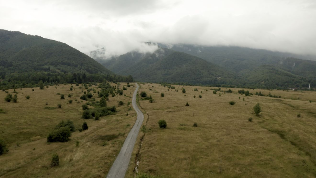 Sezonul de drumeţii pe Via Transilvanica, deschis pe 10 mai cu o amplă acţiune de ecologizare / Traseul străbate zece judeţe şi peste 400 de comunităţi