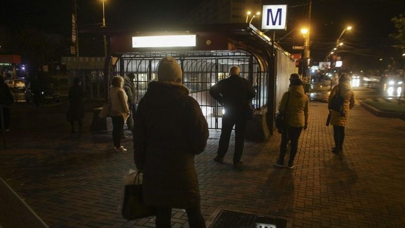 UPDATE Colet suspect la metroul din București, trenurile nu opresc în stația Eroilor