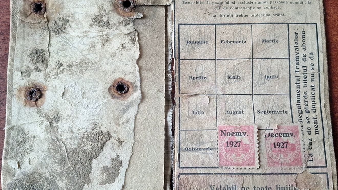 Un abonament de călătorie pe mijoace de transport în comun, vechi de 100 de ani, descoperit în podelele Primăriei Oradea