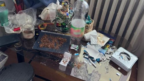 O adolescentă și-a denunțat mama la DIICOT după ce a găsit-o drogată de mai multe ori / Dealerul femeii a fost prins în flagrant și arestat 30 de zile