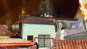 Două incendii au avut loc în Hunedoara, din cauza coșurilor de fum ale gospodăriilor/ Doi bătrâni au fost evacuați la timp de un vecin