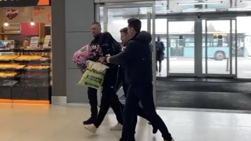 Tânăr de 16 ani, extrădat în Suedia / Era căutat pentru omor / E suspect că face parte dintr-o grupare care ar comite omoruri la comandă şi atacuri cu bombă