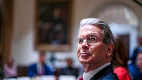 Secretarul Trezoreriei SUA speră că ameninţarea lui Trump cu taxele vamale va „aprinde un foc sub UE”