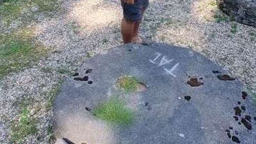 Trei bărbați din Tadjikistan, cercetați pentru distrugere după ce ar fi scrijelit diferite însemne pe mai multe blocuri de calcar din Sarmisegetusa Regia