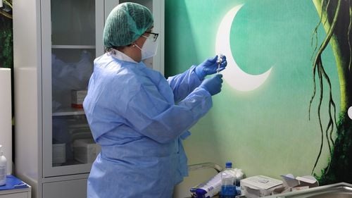 Vlad Voiculescu, despre plata personalului din centrele de vaccinare: Un funcționar public din Ministerul Sănătății nu a completat o hârtie. Plățile au început