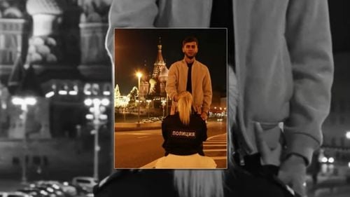 Doi bloggeri din Rusia au fost condamnați la 10 luni de închisoare după ce au mimat sexul oral în fața Catedralei din Piața Roșie/ Tinerii sunt acuzați că ”au lezat sentimentele credincioșilor”