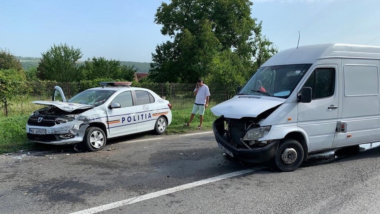 Un șofer din Buzău a vrut să evite radarul și a intrat în mașina poliției / Doi polițiști au fost răniți