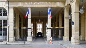 Franța: Consiliul Constituțional cenzurează parțial contestatul proiect de lege de reformă a sistemului de pensii. Majorarea vârstei de pensionare de la 62 la 64 de ani rămâne în vigoare - victoria președintelui Macron și a guvernului său