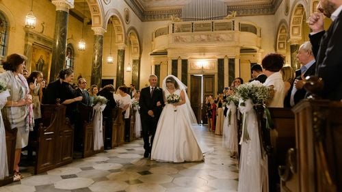 Biserica din Suedia vrea să interzică „tradiţia hollywoodiană” prin care tatăl conduce mireasa la altar