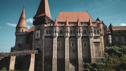 VIDEO Unde să dai o fugă în weekend: Povestea Corvinilor, expusă pe bulevardul din Hunedoara care duce la castelul unde a crescut Matia Corvin, fiul lui Iancu de Hunedoara