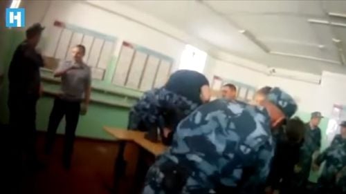 VIDEO Cum este bătut un deținut în Rusia / Avocata care a filmat agresiunea a fugit din țară